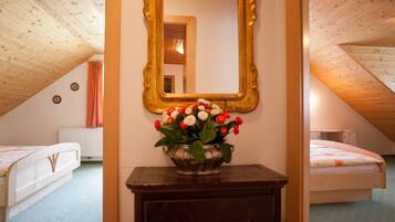 2 bedrooms, desk, internet