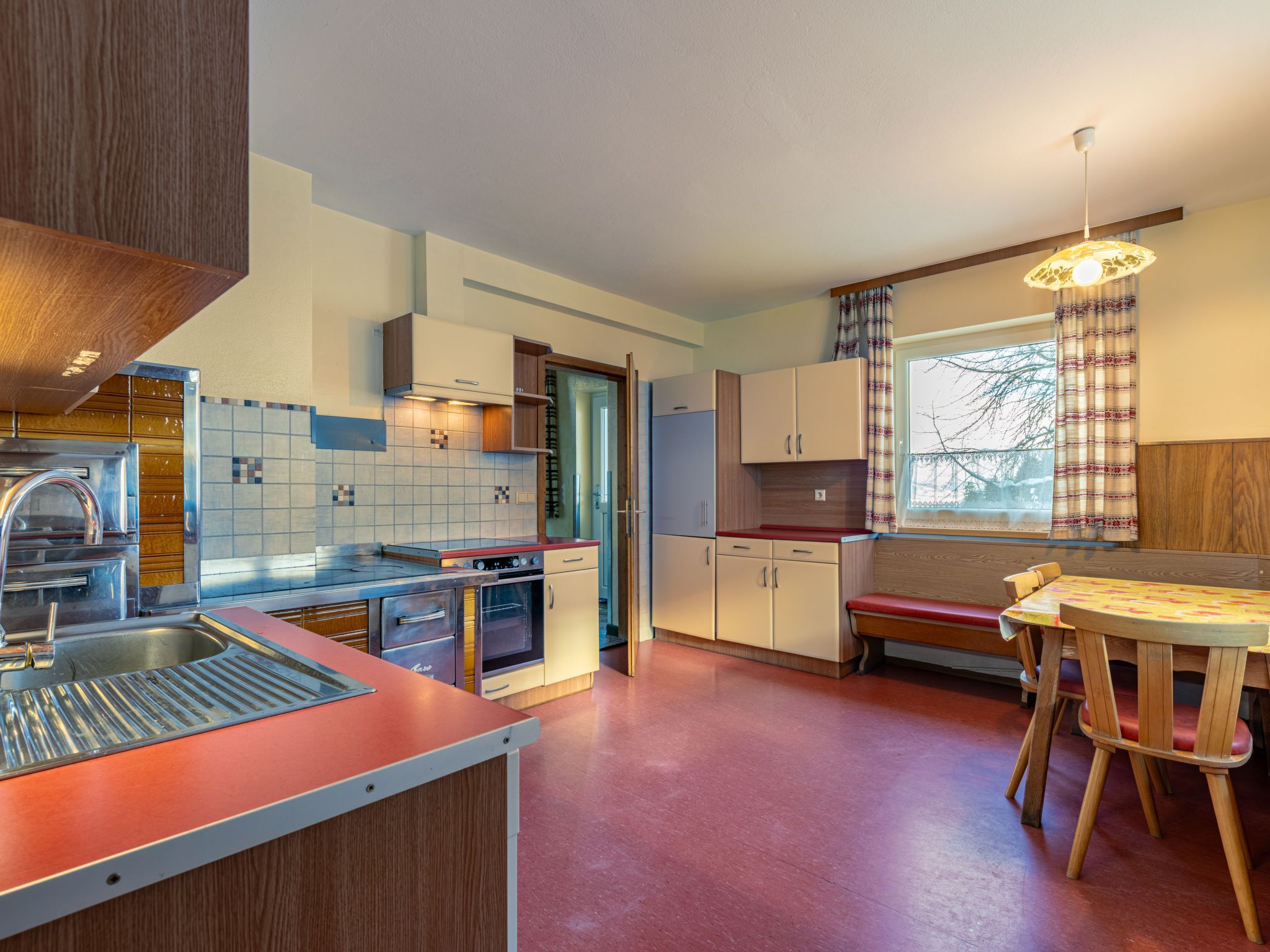 Kjøleskap, mikrobølgeovn, ovn og oppvaskmaskin