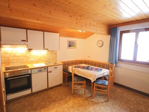 Jääkaappi, mikroaaltouuni, uuni, astianpesukone