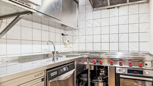 Una cocina moderna con electrodomésticos de acero inoxidable, lavavajillas y horno.
