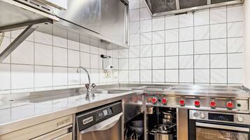 Fridge, oven, dishwasher, cookware/dishes/utensils