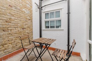 Outdoor dining - Sweet Marylebone 1BR, nr Baker St Station & Universities, by Blueground (London)