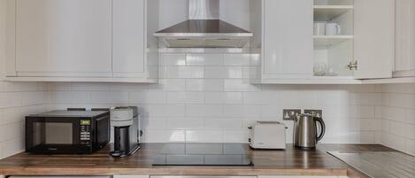 Frigorífico, microondas, horno y placa de cocina