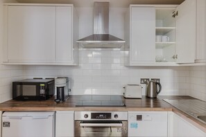 Kylskåp, mikrovågsugn, ugn och spishäll