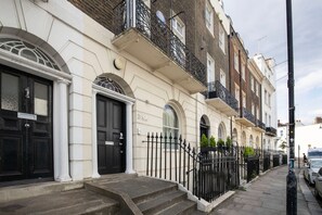 Exterior detail - Outstanding Camden Town Studio w/ Laundry, by Blueground (London)