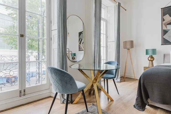 Iron/ironing board, WiFi, bed sheets - Outstanding Camden Town Studio w/ Laundry, by Blueground (London)