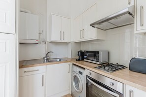 Fridge, microwave, oven, stovetop - Outstanding Camden Town Studio w/ Laundry, by Blueground (London)