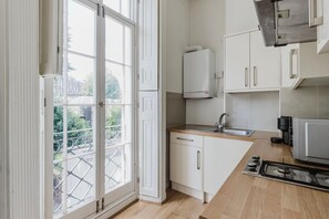 Fridge, microwave, oven, stovetop - Outstanding Camden Town Studio w/ Laundry, by Blueground (London)