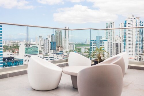 Luxury 2 bedroom apt free parking  and Pool