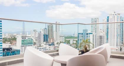 Luxury 2 bedroom apt free parking and Pool