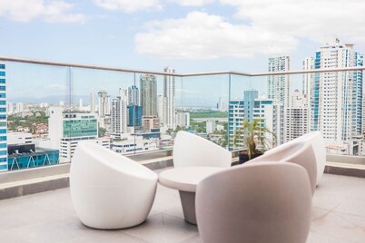 Luxury 2 bedroom apt free parking  and Pool