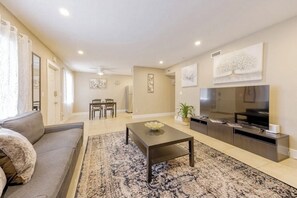 Smart TV - Beautiful two bedroom apartment in Naples  (Naples)