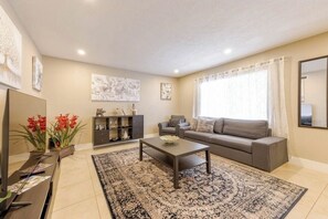 Smart TV - Beautiful two bedroom apartment in Naples  (Naples)