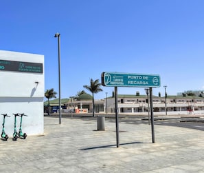 A signpost with directions to 'Punto de Recarga' and 'Cabildo de Fuerteventura'. - Vis Herbae Pool View by iRent Fuerteventura (Corralejo)