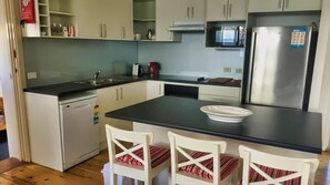 Køleskab, mikrobølgeovn, ovn, kogeplade