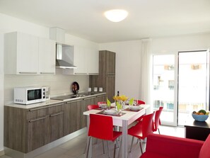 Fridge, microwave, dishwasher, cookware/dishes/utensils