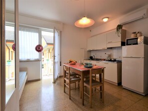 Réfrigérateur, micro-ondes, batterie de cuisine, vaisselle et ustensiles