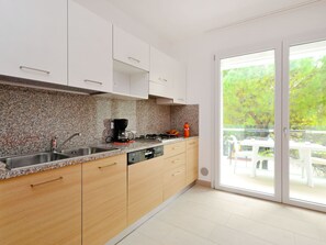 Geladeira, micro-ondas, lava-louças