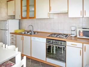 Kühlschrank, Mikrowelle, Ofen, Geschirrspüler
