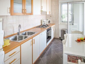 Kühlschrank, Mikrowelle, Ofen, Geschirrspüler