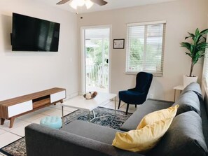 Smart TV - Charming 2BR Apartment w/ Full Kitchen & Parking (fort lauderdale)