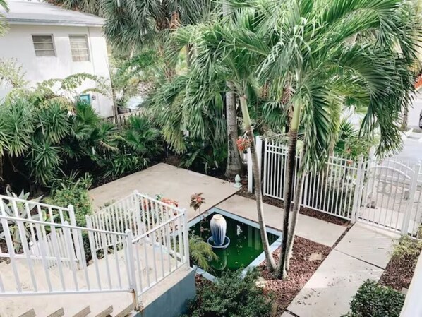Pool - Charming 2BR Apartment w/ Full Kitchen & Parking (fort lauderdale)