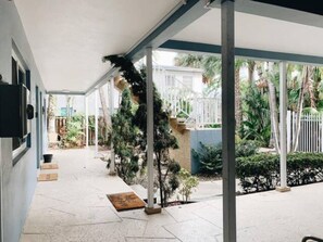 Property grounds - Charming 2BR Apartment w/ Full Kitchen & Parking (fort lauderdale)