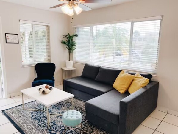 Smart TV - Charming 2BR Apartment w/ Full Kitchen & Parking (fort lauderdale)
