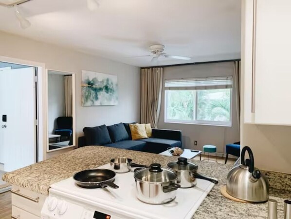 Interior - Comfortable 1-Bedroom King Bed Apartment w/ Parking (fort lauderdale)