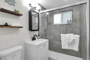 Douche, sèche-cheveux, serviettes fournies