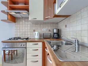 Kühlschrank, Ofen, Kochgeschirr/Geschirr/Besteck