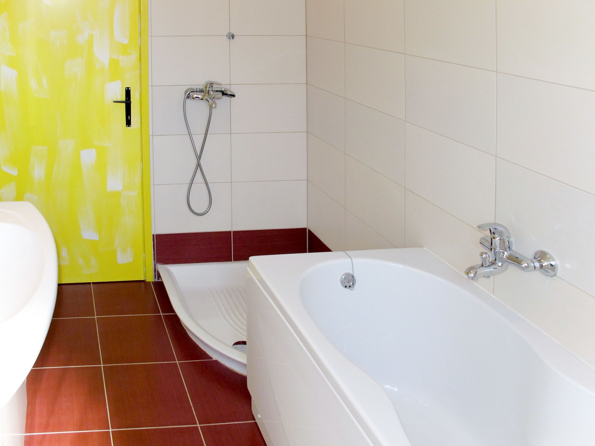 Une salle de bain avec une baignoire blanche, une douche et des toilettes.