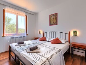 3 bedrooms, iron/ironing board, WiFi