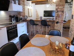 Frigorífico, microondas, horno y lavavajillas