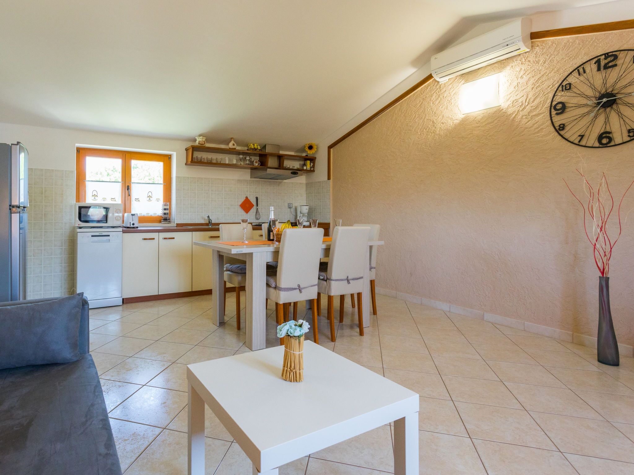 Un espace de vie compact comprenant une cuisine, un coin repas et un salon.