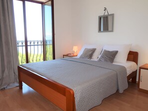 2 bedrooms, iron/ironing board, WiFi