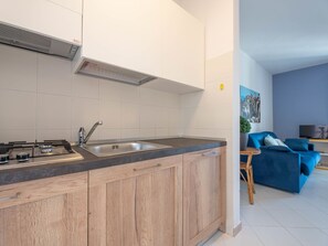 Jääkaappi, keittoastiat/astiat/ruokailuvälineet, ruokailupöytä