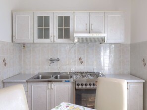 Kühlschrank, Mikrowelle, Ofen, Geschirrspüler