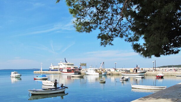 A marina with several boats docked, a pier, and a clear sky. - Vacation home Toni by Interhome (Pula/Vodnjan)