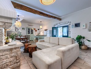 TV, fireplace