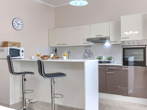 Kjøleskap, mikrobølgeovn, ovn og oppvaskmaskin