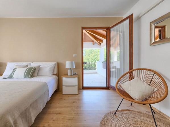 4 bedrooms, iron/ironing board, WiFi