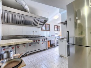 Geladeira, micro-ondas, talheres/pratos/utensílios de cozinha