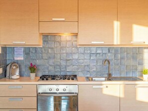 Refrigerador, horno y utensilios de cocina 