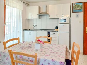Fridge, microwave, oven, cookware/dishes/utensils - Apartment Kuki by Interhome (Poreč)