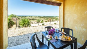 Una mesa de comedor con sillas y vistas al paisaje.