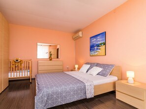 4 bedrooms, iron/ironing board, WiFi