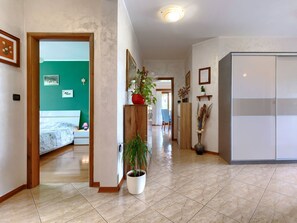 6 Schlafzimmer, Bügeleisen/Bügelbrett, WLAN