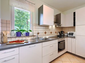 Kjøleskap, mikrobølgeovn, ovn og oppvaskmaskin