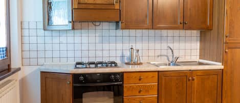 Réfrigérateur, un four, vaisselle et ustensiles